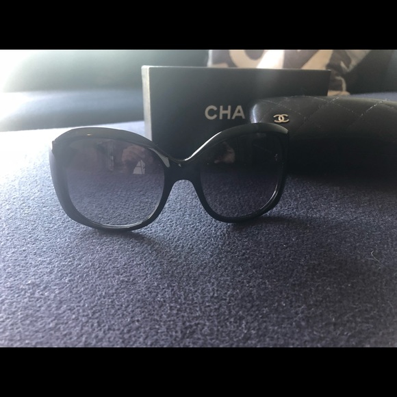 Oversized Chanel sunglasses. Classy and fun. - Picture 4 of 4